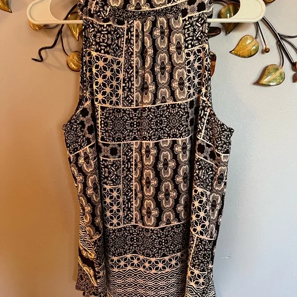 Dressy sleeveless top with tassels. Black/white/gray tones pattern. Flattering. - Picture 6 of 6